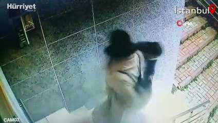 Genç kadın, evinin önünde kapkaça uğradı