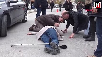 Kazada yaralanan eşini elini tutup  'Ne olur dayan karıcığım' diye seslendi