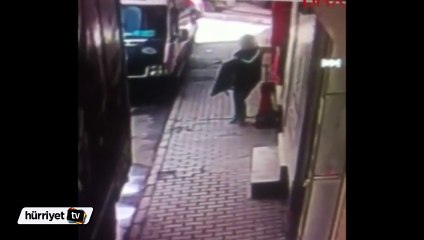 Örtüye sardığı plazmayla kaçmaya çalışan hırsız kamerada