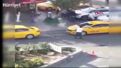 Esenyurt’ta taksi durağında silahlı kavga anı kamerada
