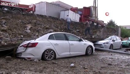 Esenyurt’ta istinat duvarı araçların üzerine böyle devrildi