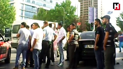 Yoldan geçerken kazayı gördü, yumrukla kavgaya daldı