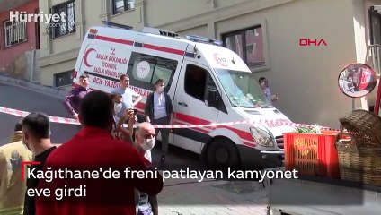 Kağıthane'de freni patlayan kamyonet eve girdi
