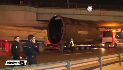 Sanayi kazanı yüklü TIR köprüye sıkıştı