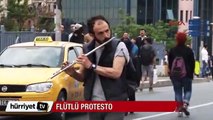 Polisi flüt çalarak protesto etti