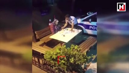 Türk polisinden evlat şefkati