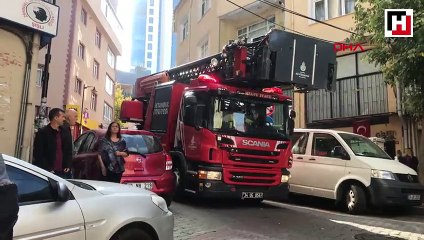 Mühürlü dairesine giren kadın cama çıkarak, eylem yaptı