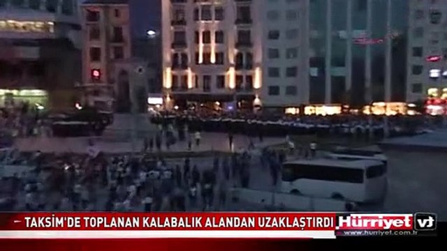 POLİS, TAKSİM'DE TOPLANAN KALABALIĞI ALANDAN UZAKLAŞTIRDI