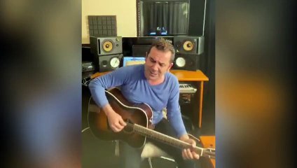 Ferhat Göçer #EvdeKal#MüzikleKal ile hayranlarıyla buluştu