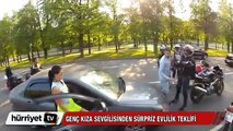 Genç kıza sürpriz evlenme teklifi