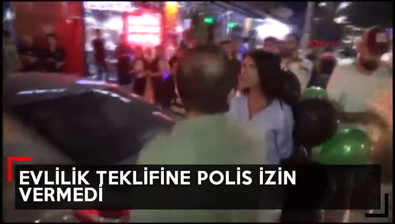Yolda evlilik teklifine polis izin vermedi