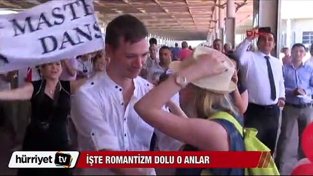 Rus sevgiliye havalimanında sürpriz evlenme teklifi