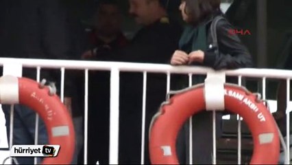 Vapur işgal eden Kobani eylemcilerine yolcular müdahale etti