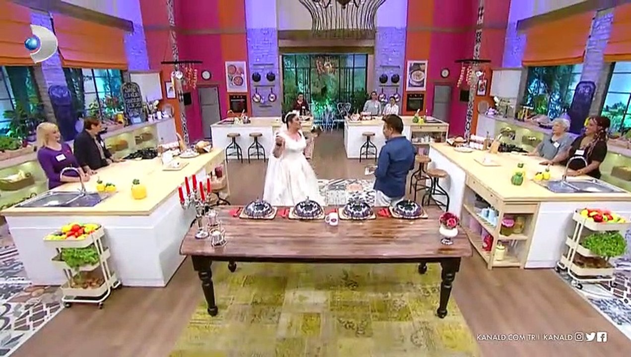 Reyhan Hanım, 40. Evlilik yıldönümü için gelinlik giydi