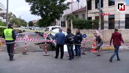 Eyüpsultan'da yol çöktü, otomobil içine düştü