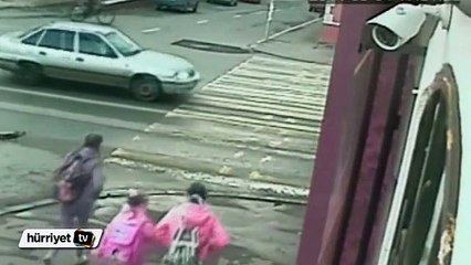 Okula giden öğrencilere yaya geçidinde şok