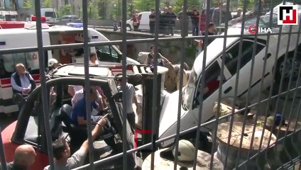 Kaza yapan araç fabrika bahçesine düştü