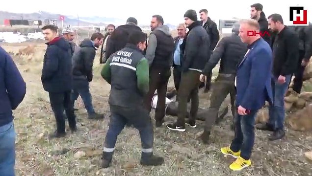 Freni boşalan kamyonu tarlaya sürerek faciayı önledi