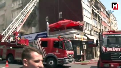 Fatih'te yangın... Cadde trafiğe kapatıldı