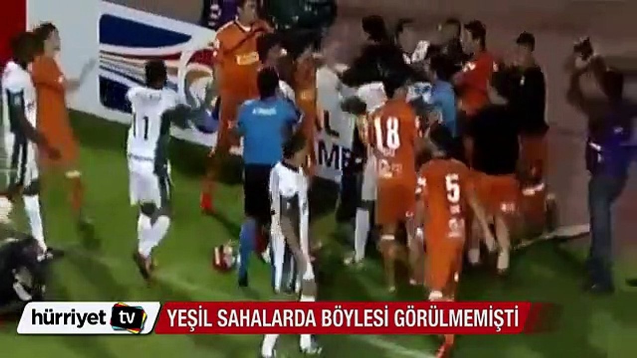 Kolombiya'daki maçta sağlık görevlisi faul yapan futbolcuya kafa attı