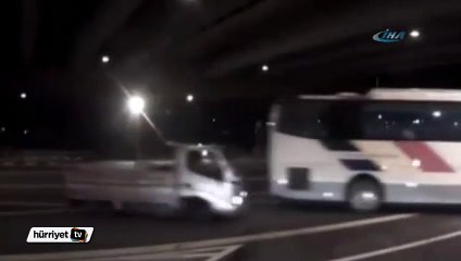 Kamyonet sürücüsü camdan fırladı