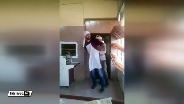 Çalıştıkları fırında penguen dansı yaparak eğlenen işçiler