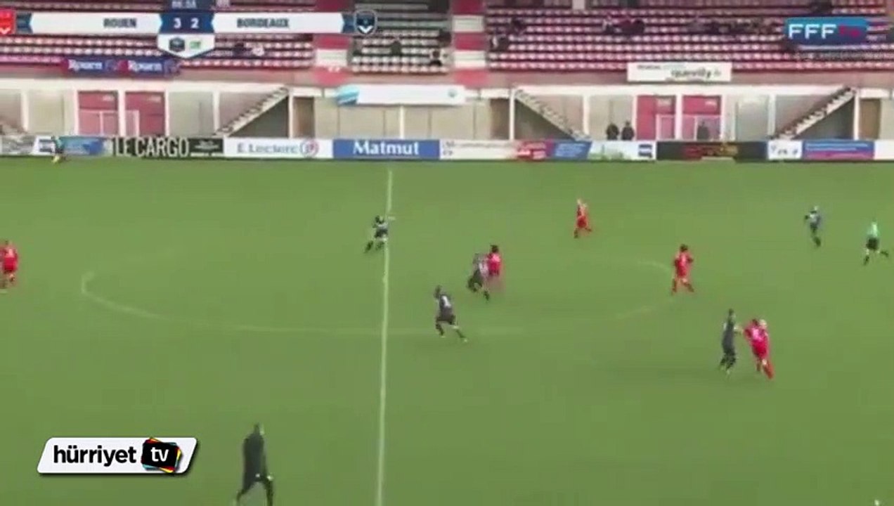 Kadınlar yeşil sahada yumruk yumruğa kavga etti