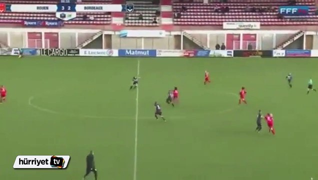 Kadınlar yeşil sahada yumruk yumruğa kavga etti