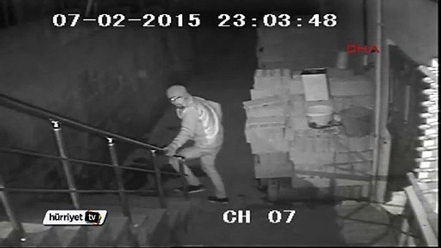 Sadaka kutusu ve yazar kasadaki madeni paraları böyle çaldılar