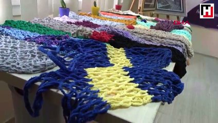 İzmirli kadınlar alışverişte kullanmak için file ördü