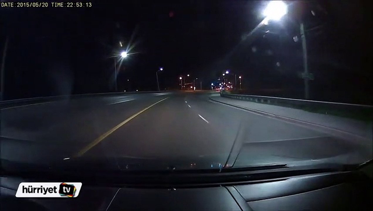 Yoldan geçenleri gece kulübü havası ile uğurlayan sokak lambaları