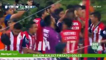 Dalgın kaleci, fırsatçı golcü! İşte tarihe geçecek gol...