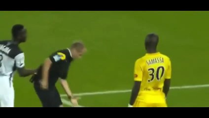 Topu eline alan oyuncuya kırmızı kart