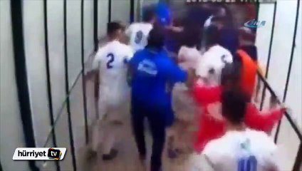 Futbolcular birbirlerine girdi!