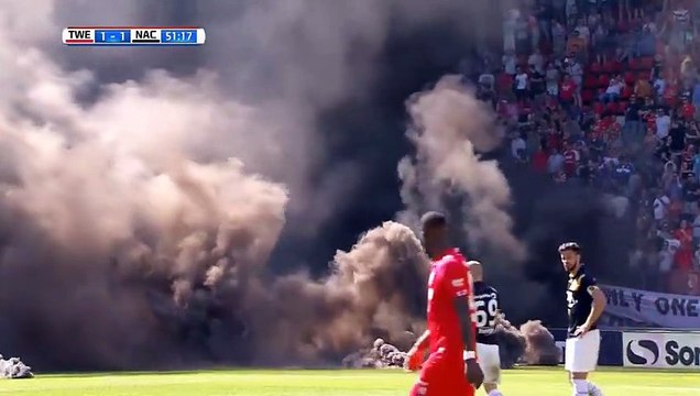 Twente - NAC Breda maçında sahaya sis bombası atıldı!