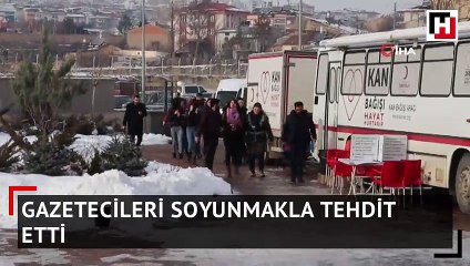 Gazetecileri soyunmakla tehdit etti