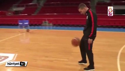 Podolski orta sahadan ayağıyla basket attı