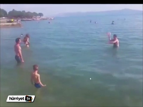 Frizbiyi çok yanlış anlayan ikili görenleri güldürdü