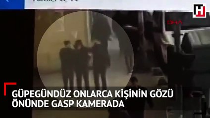 Güpegündüz onlarca kişinin gözü önünde gasp