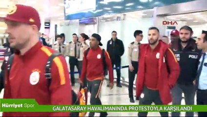 Galatasaray havalimanında protestoyla karşılandı