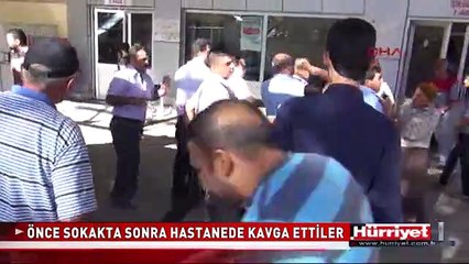 ÖNCE SOKAKTA SONRA ACİL SERVİSTE KAVGA ETTİLER