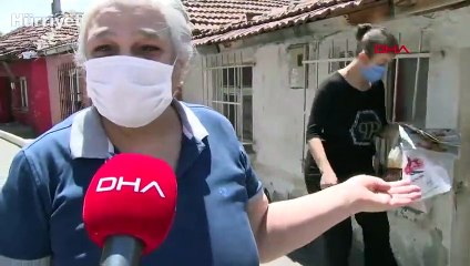 Sokak köpeklerini besleyen aile, evlerinin taşlandığını iddia etti