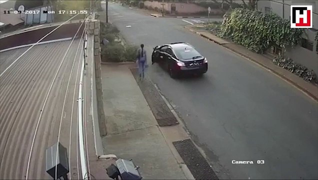 Tezinin bulunduğu çantayı gaspçılara kaptırmadı