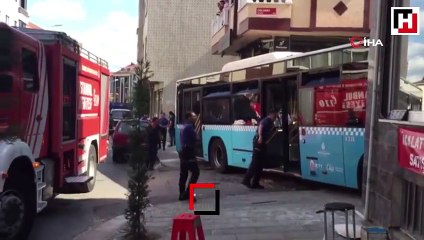 Gaziosmanpaşa'da halk otobüsü kaza yaptı