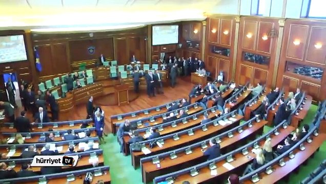 Kosova Meclisi'nde yeniden gaz bombası atıldı