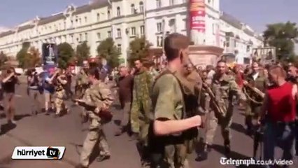 Savaş esirleriyle geçit yaptılar