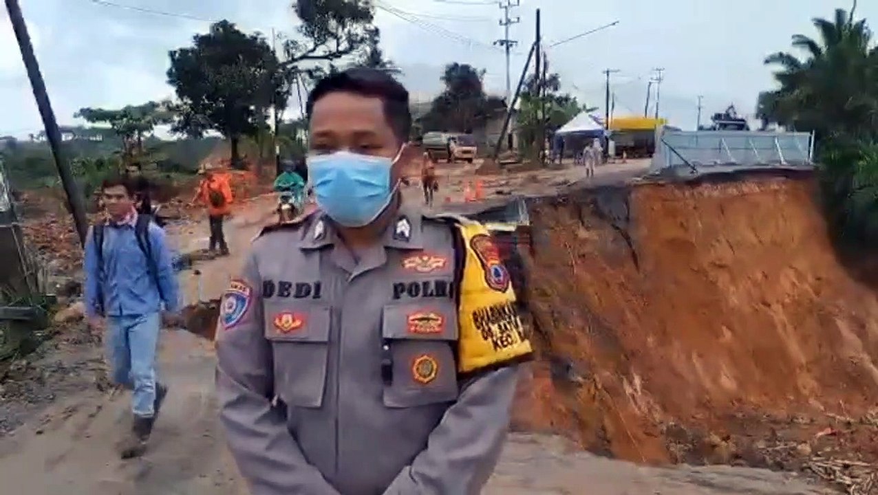 Jalan Nasional KM 171 Satui Tanbu Kembali Longsor, Ditutup Total, Jalan Alternatif Malah Licin Berlumpur!