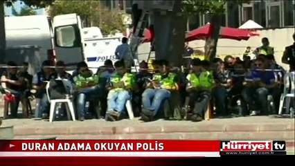 TAKSİM'DE DURAN ADAMA OKUYAN POLİS
