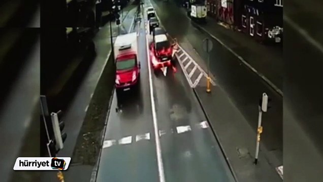 Yanan araçtan canını zor kurtardı!