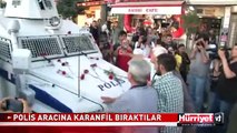 POLİS ARACINA KARANFİL BIRAKTILAR